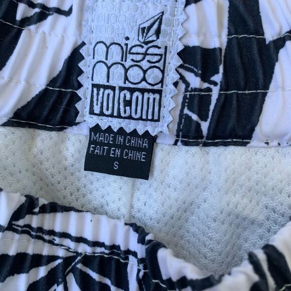 Volcom Shorts White and Black Geo Pattern Sz S - Picture 3 of 7